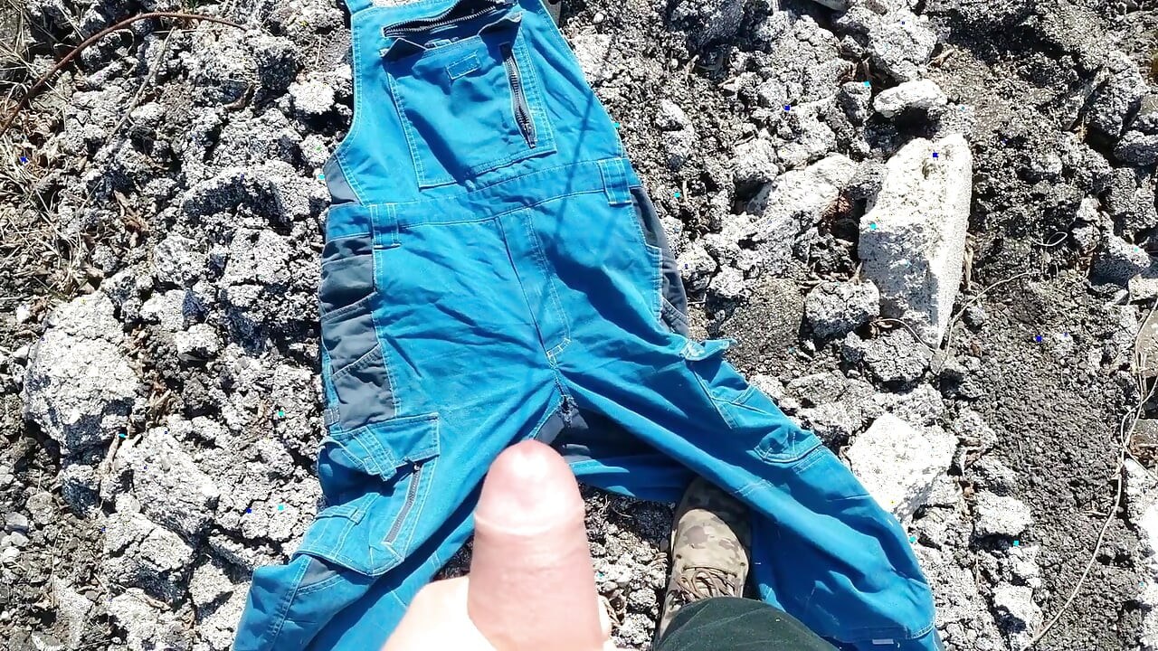 حصلت على ملابس عمل يرتديها زميل عمل آخر ، لذا أقذف على تلك الملابس المستعملة في العمل