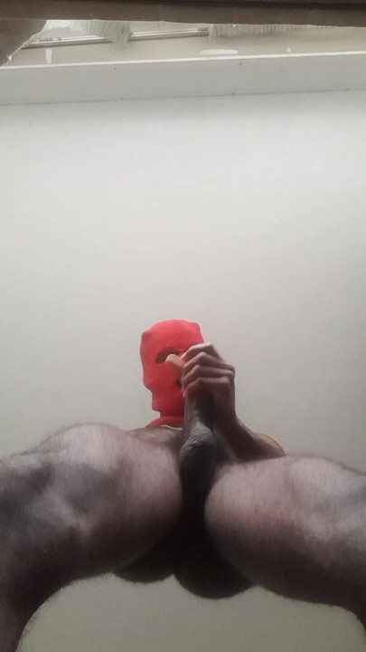 Preso entre minhas coxas musculosas.