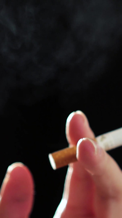 Ultra hd russa beleza fumando cigarro à beira-mar