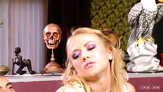 Cewek hot rambut pirang dientot sama bosnya sendiri