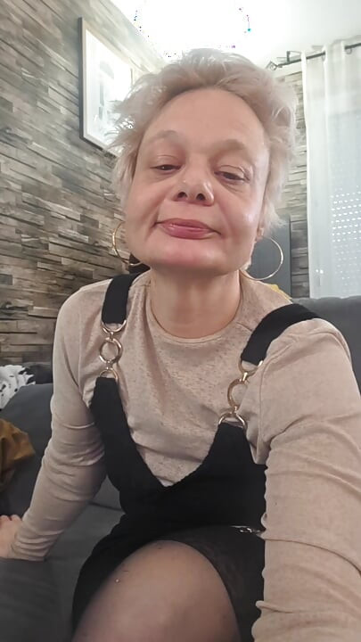 Soacra mea își dorea o pulă mare în pizdă și era însetată de spermă.