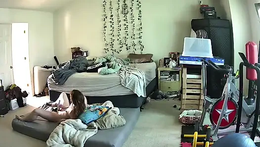 Горячую милфу застукали за сквиртом