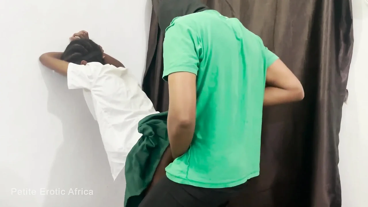 娇小的非洲少女情人骑乘女牛仔并穿着校服被大鸡巴干