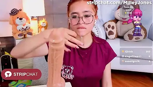 Gadis kurus rambut merah dengan kacamata tindik lagi asik nyepong kontol dan nyepong kontol sampai tenggorokan di webcam - milleyjones
