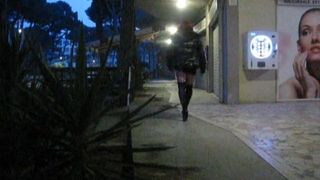 Camminando in una prostituta di strada pubblica