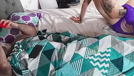 Kocamın önünde vajinama mastürbasyon yapıyorum.