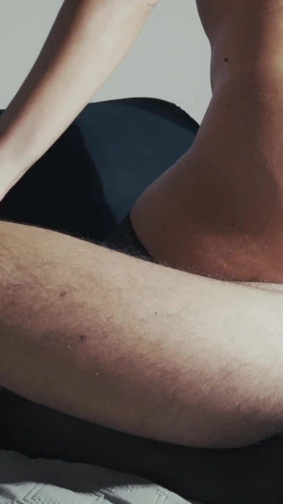 我用我那流着白浆的阴户狠狠地骑乘他，我太享受了