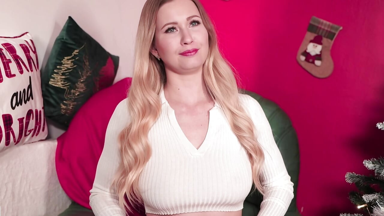 Plavuša flertuje i pokazuje svoje sise