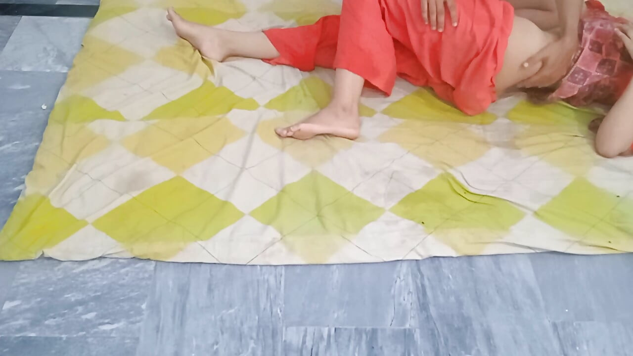 Sød Desi indisk kone Hjemmelavet massage så den hårde fisse kneppe Hot kone spiser creampie fra sin mand