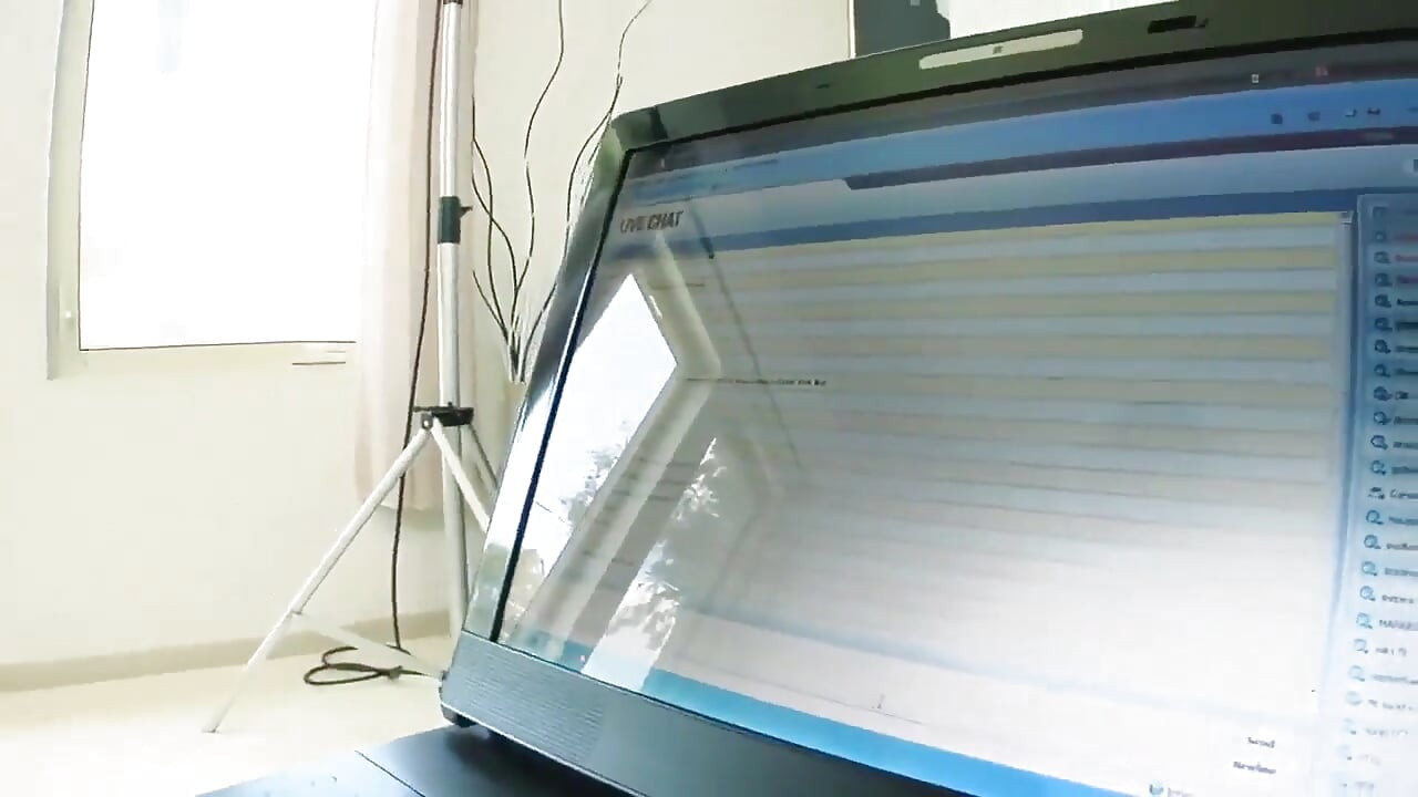 Ma voisine salope à gros nichons et aux cheveux bruns se fait baiser la chatte devant la webcam