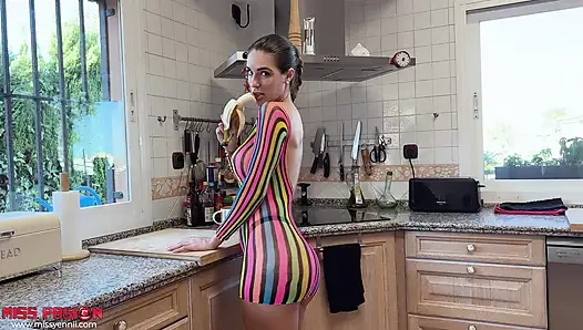 Stiefschwester isst eine Banane in meiner Küche, ich hätte nicht reingehen sollen