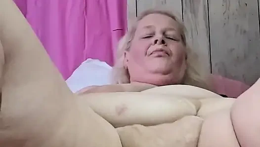 Islak yeri bulmak için bu şişman kızı unun içine sokuyor