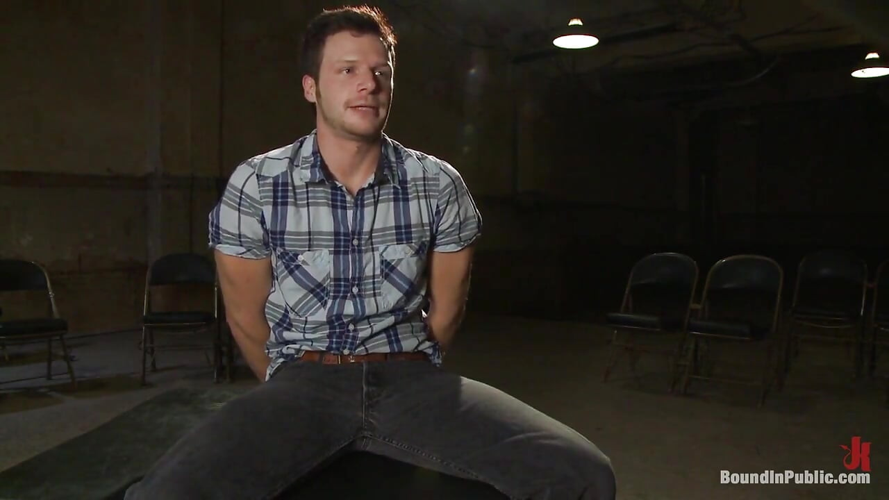 Brian Bond se fait prendre dans une fête de pisse et de sperme.