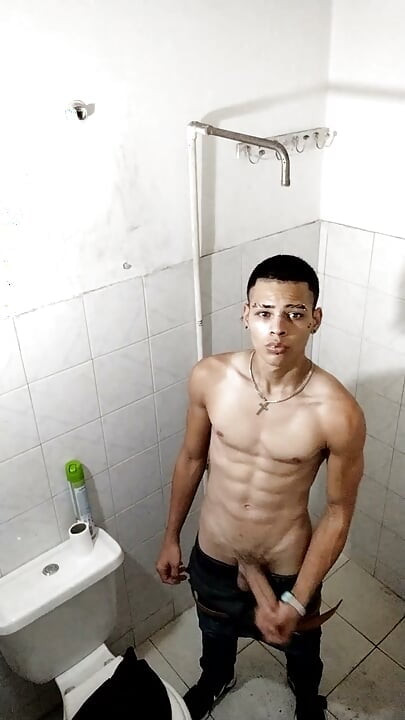 the actor Diego Alejandro roasts it in a bathroom