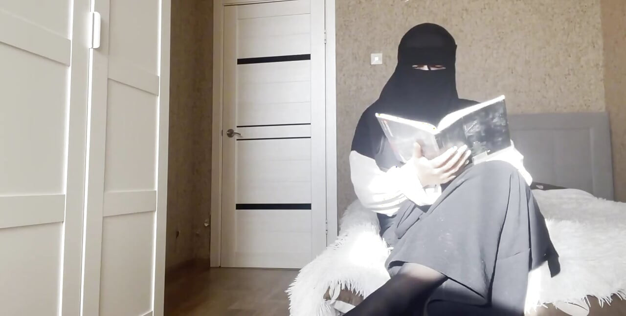 Arab MILF with Big Ass Gives JOI