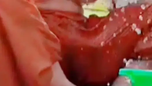 Köy kadını banyo yaparken kıyafetlerini tamamen çıkardıktan sonra çıplak banyo yapıyor