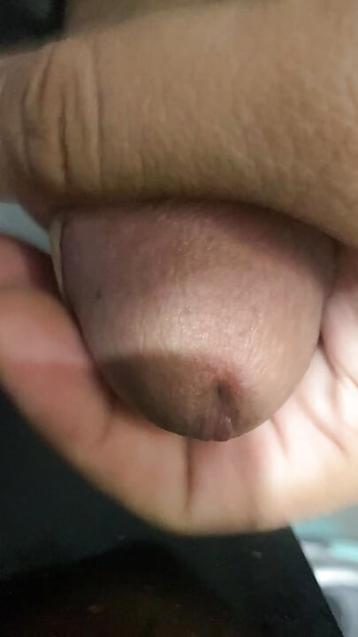 In the bathroom, there was a cock that was getting an erection, only knowing how to endure it, not having to do it