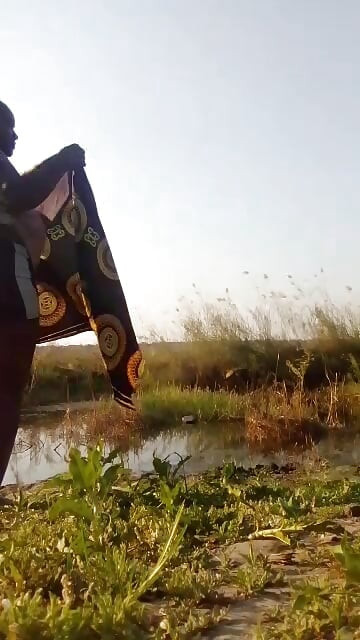 Afrikaanse amateur die melk buitenshuis spuit