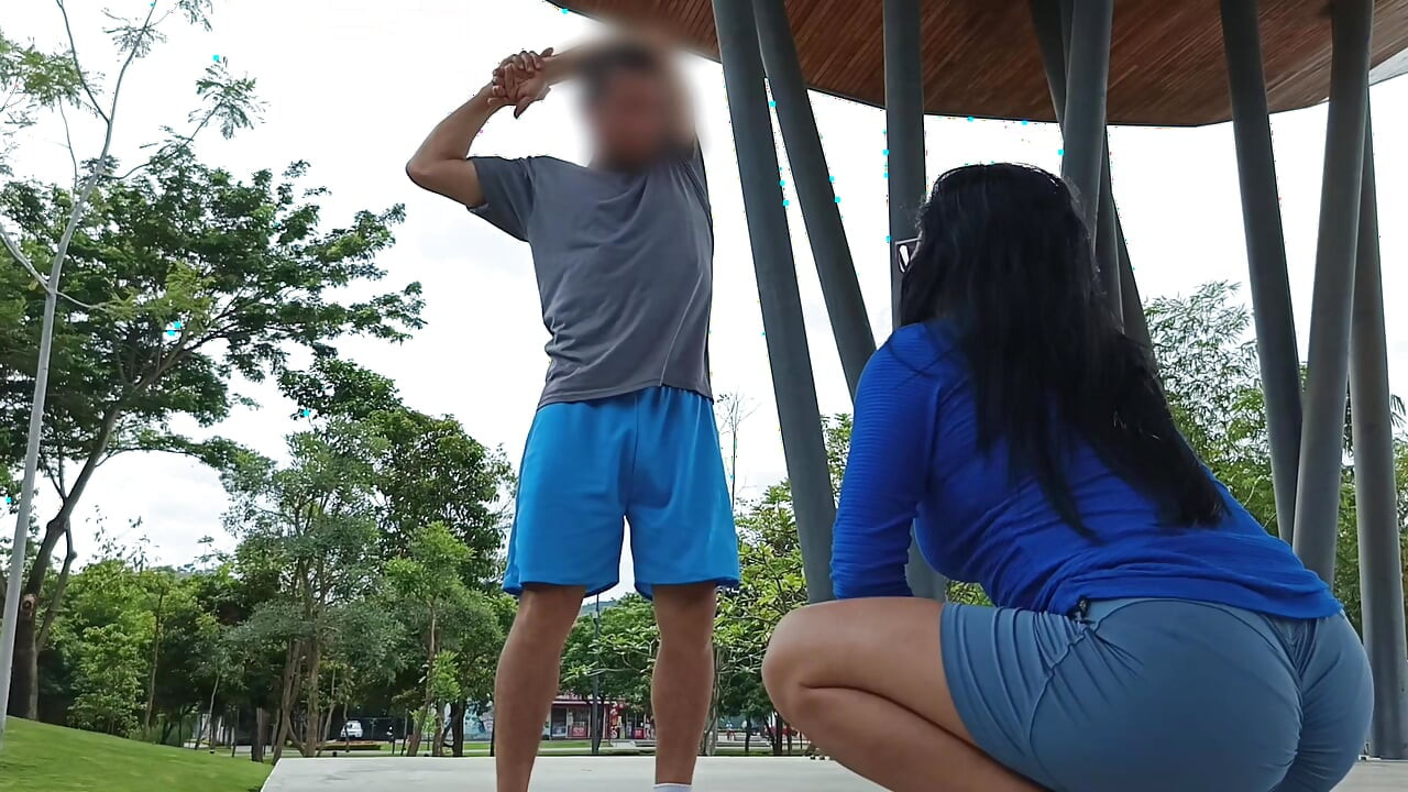 Ethletik aadmi park men ek ajanbi pata hai aur use kamuk baten karne ke lie apne ghar aamntrit karta hai .