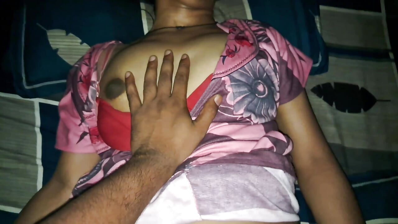 Pados ke uncle ne mujhe ghar main akela pake mere saath mast sex kiya aur maal mere upar hi nikal diya
