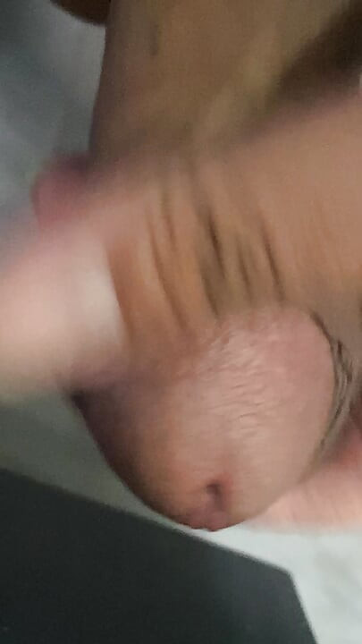 En el baño había una polla que se estaba poniendo dura, solo sabiendo aguantar sin poder hacer nada