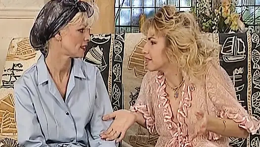 Сексуальную немецкую блондинку-горничную в черный