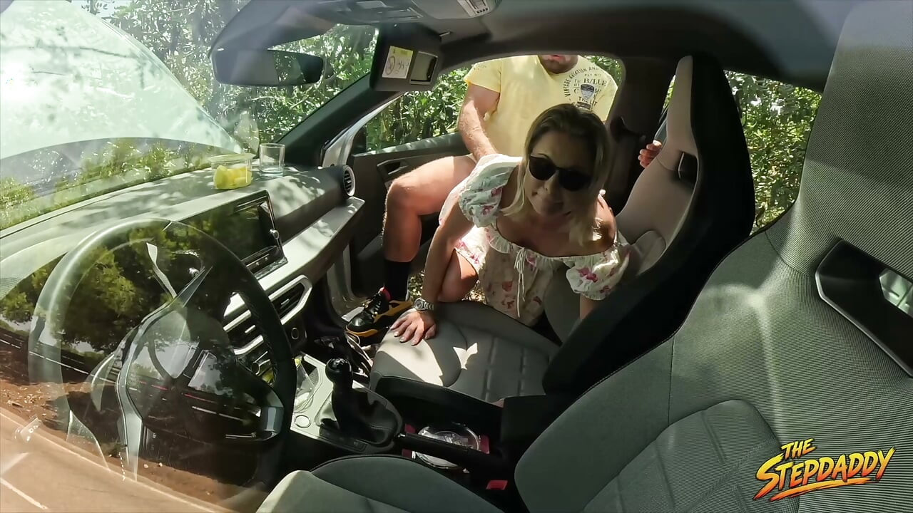 Popravka auta sa divljom zečicom