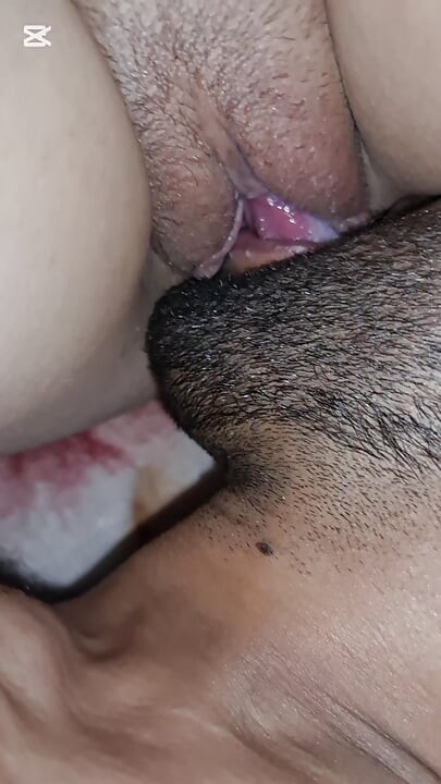 Tard dans la nuit, séance de baise au balcon