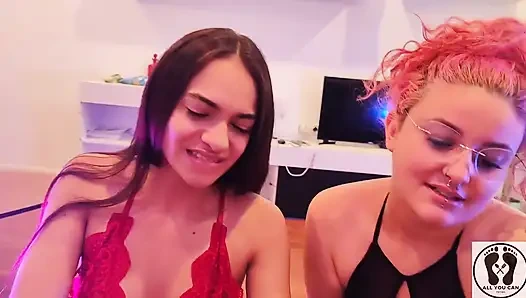 Verzweifelte mitbewohnerin hat doppelten blowjob, gesichtsbesamung