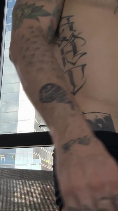 ปีศาจยักษ์ให้ตัวเองแก้ผ้าโดยมนุษย์ตัวเล็ก