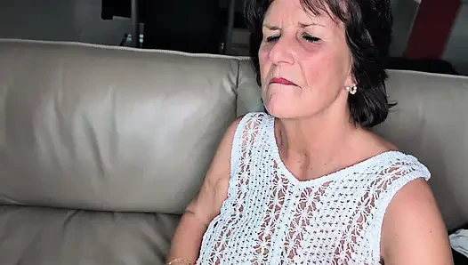 Fransa'nın Büyükannesi Kocaman Siyah Bir Penis Tarafından Sikilir