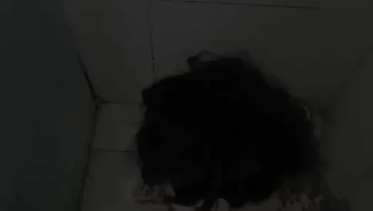 Dövmeli sürtük her damlanın ortasında asla durmuyor, her seferinde, tüm sidik