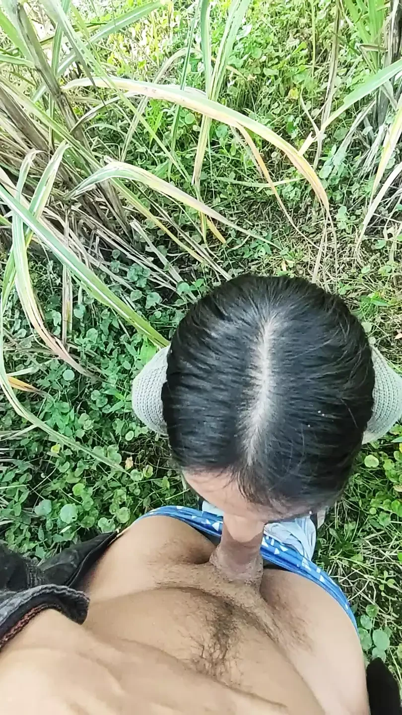 我的继妹在户外的河里和森林里给我口交了一次。- 她带着爱心给了我几次口交，最后操逼了所有四人