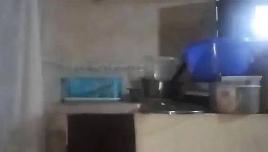 Der chef kommt in die küche, um mich zu ficken, sein schwanz erregt mich
