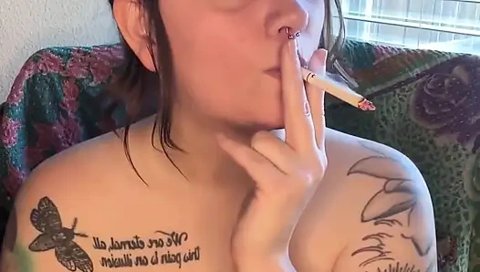 Пухлая курильщикка мастурбирует