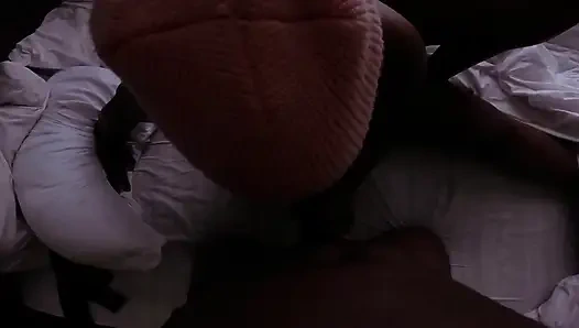 Schätzchen mit dickem arsch schluckt meinen schwanz tief in ihre saftigen backen