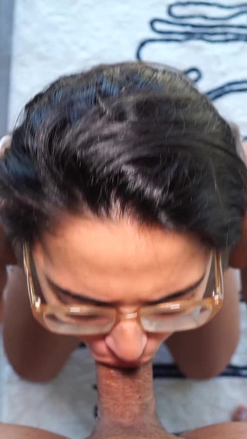 ดูฉันลึกสุดคอและเย็ดในยิม!