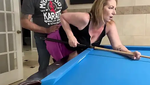 Pelajaran tante seksi danni jones dan biliar