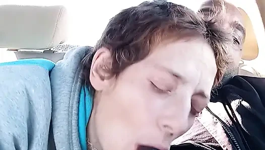 Грязная уличная шлюха пьет мою сперму на завтрак. МАМАША