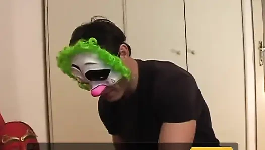 Cewek mungil seksi lagi asik masturbasi memeknya pakai dildo sambil mainin kontol besar