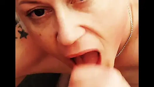 Nikki suxxx sigara içiyor