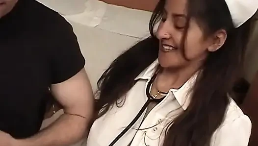 Azgın hasta sakso çektikten sonra seksi hemşireyi sert sikiyor