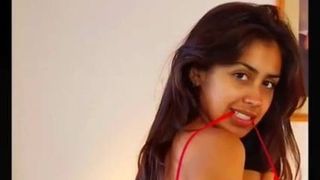 Varisha Shah se masturbando