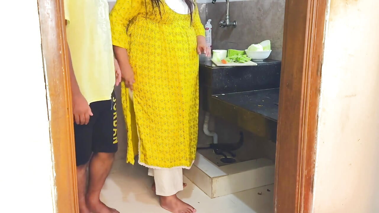 Suddenly I Fucked My Stepmother in Law While She Was Cutting Curry in the Kitchen - Desi Rough Sex