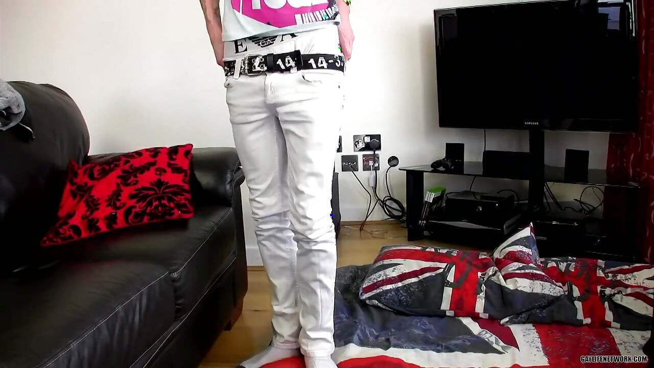 Lewis adore les grosses bites non coupées !