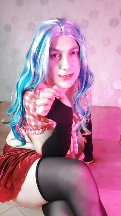 Femboy xinh đẹp trong chiếc váy ngắn dễ thương màu đỏ không khí