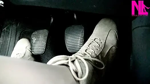 Süet yumuşak düz çizmeler içinde sürüş ve pedal pompalama