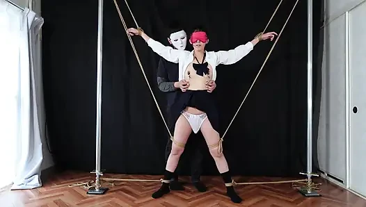 Meme ucu klipsinin zili her çaldığında, derisi vahşice zonkluyor.