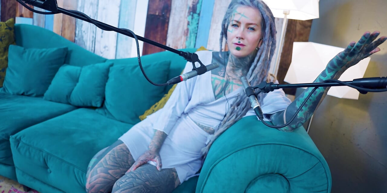 L - aşk hakkında konuşuyorum - asmr podcast sfw konuşuyor gotik sıska kız dreadlocks dövmeli model dövmeli kız