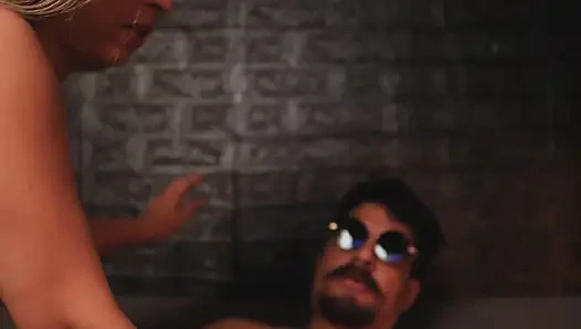 Я плачу модели, чтобы она составляла мне компанию, и мы трахаемся всю ночь